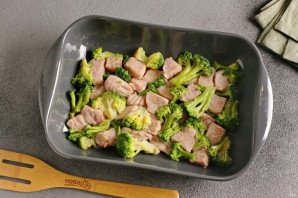 Запеканка с брокколи и лососем