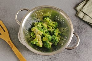 Запеканка с брокколи и лососем