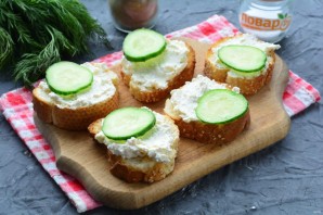 Бутерброды с рикоттой и красной рыбой
