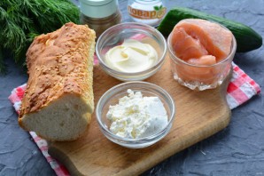 Бутерброды с рикоттой и красной рыбой