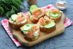 Бутерброды с рикоттой и красной рыбой