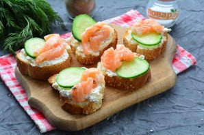 Бутерброды с рикоттой и красной рыбой