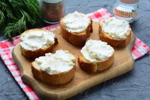 Бутерброды с рикоттой и красной рыбой