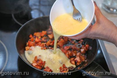 Греческий омлет с помидорами, маслинами и брынзой Греческий омлет с помидорами, маслинами и брынзой