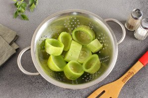 Кабачки фаршированные брынзой