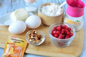 Клюквенный пирог с орехами