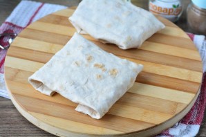 Лаваш с курицей и помидорами