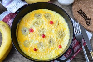 Омлет с бананом и сыром