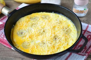 Омлет с бананом и сыром
