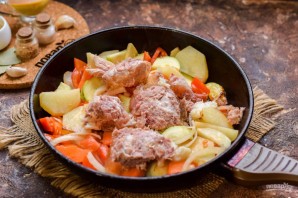 Овощное рагу с кабачками и тушенкой Овощное рагу с кабачками и тушенкой