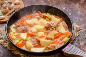 Овощное рагу с кабачками и тушенкой Овощное рагу с кабачками и тушенкой