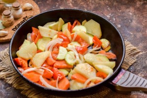 Овощное рагу с кабачками и тушенкой Овощное рагу с кабачками и тушенкой