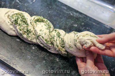 Плетеный хлеб с чесноком и укропом (без яиц и молока) Плетеный хлеб с чесноком и укропом (без яиц и молока)