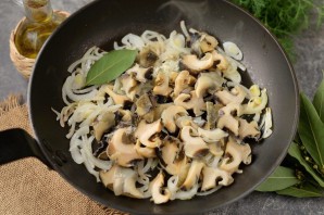 Рапаны жареные с луком Рапаны жареные с луком