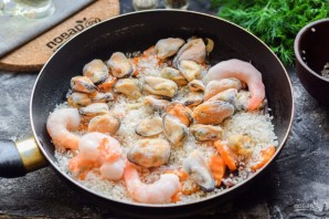 Рис с мидиями и креветками Рис с мидиями и креветками