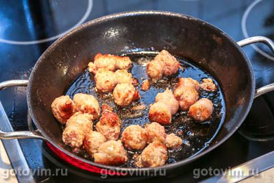 Рис с жареными колбасками и овощами Рис с жареными колбасками и овощами