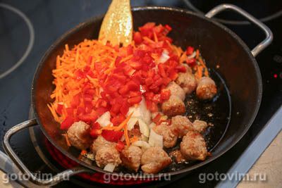 Рис с жареными колбасками и овощами Рис с жареными колбасками и овощами