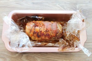 Рулет из свинины в духовке в рукаве