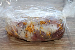 Рулет из свинины в духовке в рукаве