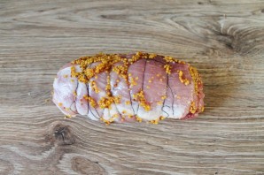 Рулет из свинины в духовке в рукаве