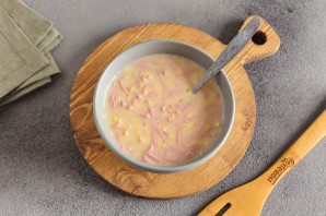 Рулетики из яйца, колбасы и сыра