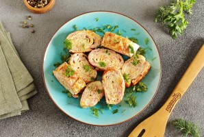 Рулетики из яйца, колбасы и сыра