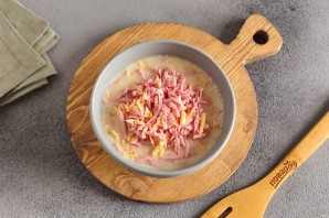 Рулетики из яйца, колбасы и сыра