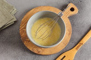 Рулетики из яйца, колбасы и сыра