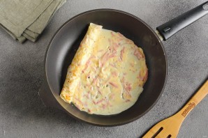 Рулетики из яйца, колбасы и сыра