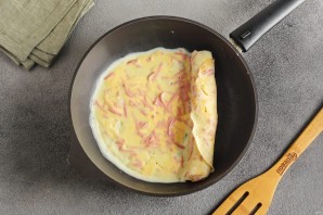 Рулетики из яйца, колбасы и сыра