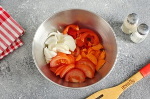 Рыбные стейки с овощами в духовке