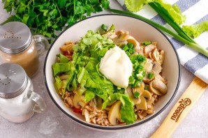 Салат из курицы и помидоров