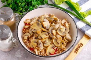 Салат из курицы и помидоров