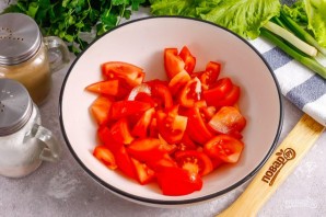 Салат из курицы и помидоров