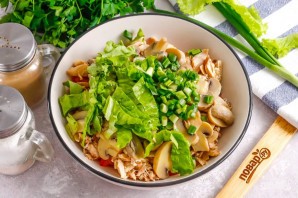 Салат из курицы и помидоров