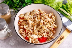 Салат из курицы и помидоров