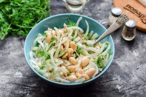 Салат из рыбных консервов с фасолью