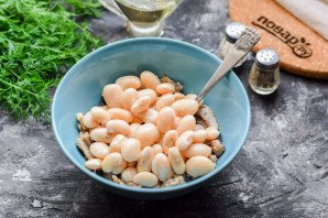 Салат из рыбных консервов с фасолью