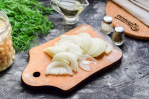 Салат из рыбных консервов с фасолью