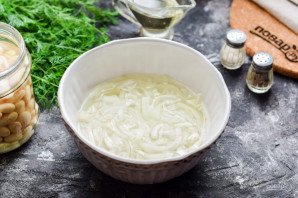 Салат из рыбных консервов с фасолью