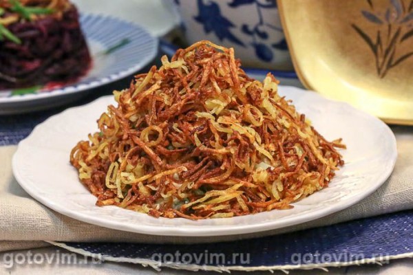 Салат «Муравейник» из картофельной соломки со шпротами Салат «Муравейник» из картофельной соломки со шпротами