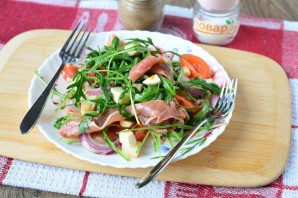 Салат с хамоном и рукколой