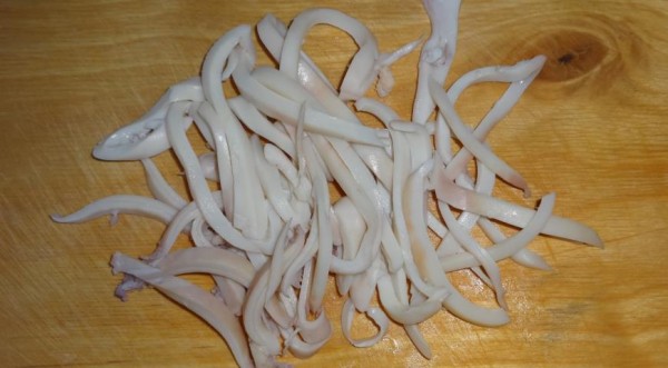 Салат с кальмарами, брынзой и зелёным горошком, пошаговый рецепт с фото