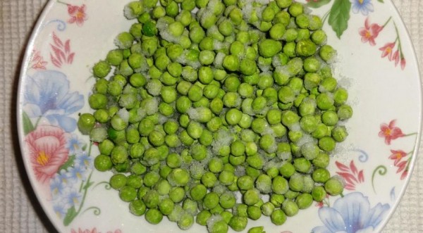 Салат с кальмарами, брынзой и зелёным горошком, пошаговый рецепт с фото