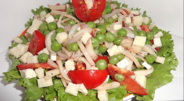 Салат с кальмарами, брынзой и зелёным горошком, пошаговый рецепт с фото
