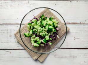 Салат с краснокочанной капустой и горошком