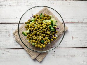 Салат с краснокочанной капустой и горошком