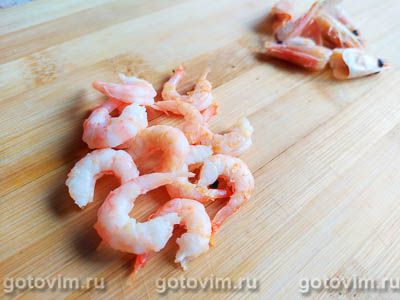 Салат с креветками, огурцом, помидорами и ржаными сухариками