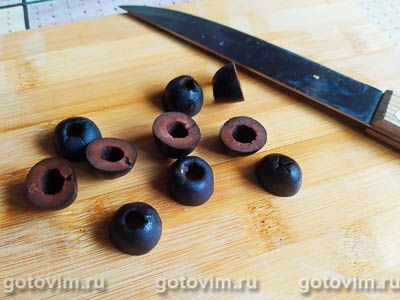 Салат с креветками, огурцом, помидорами и ржаными сухариками