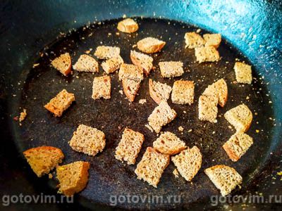 Салат с креветками, огурцом, помидорами и ржаными сухариками